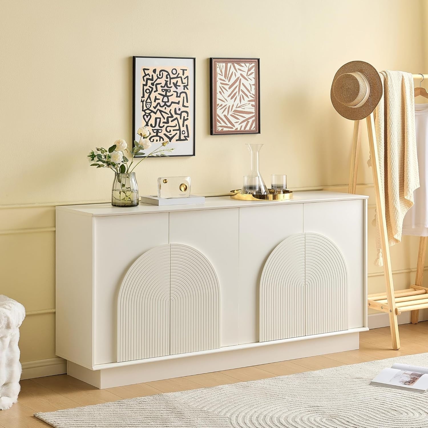 Buffet blanc mat avec quatre portes arquées et design contemporain pour salon