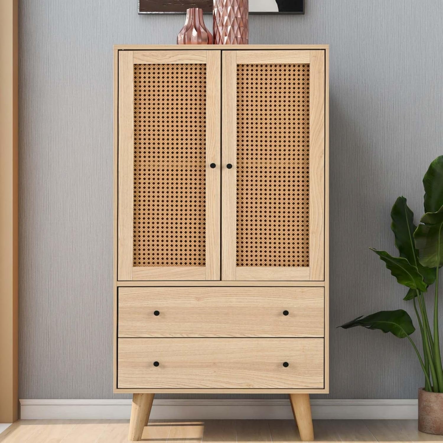 Commode en rotin naturel avec deux portes, deux tiroirs et fermeture magnétique