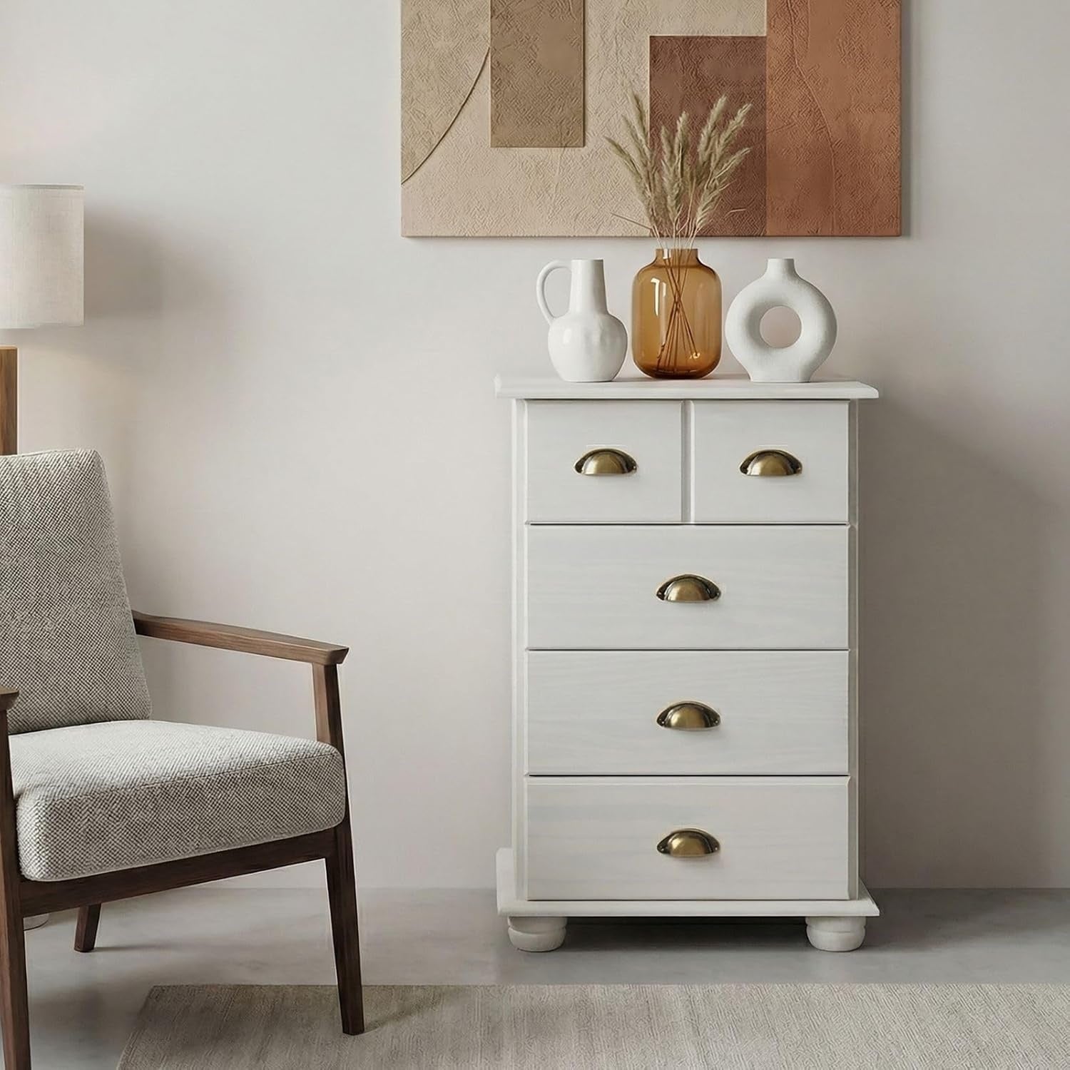 Commode en bois massif blanc avec quatre tiroirs et poignées métalliques style maison de campagne