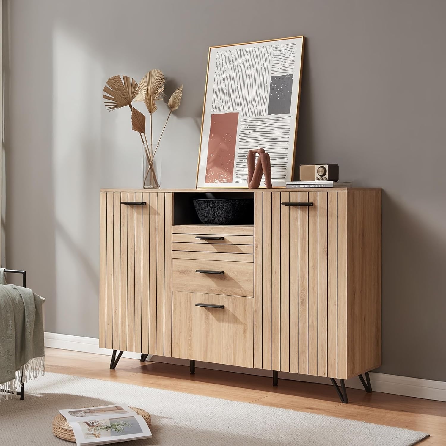 Buffet contemporain avec trois portes, deux tiroirs et compartiment ouvert en finition effet chêne