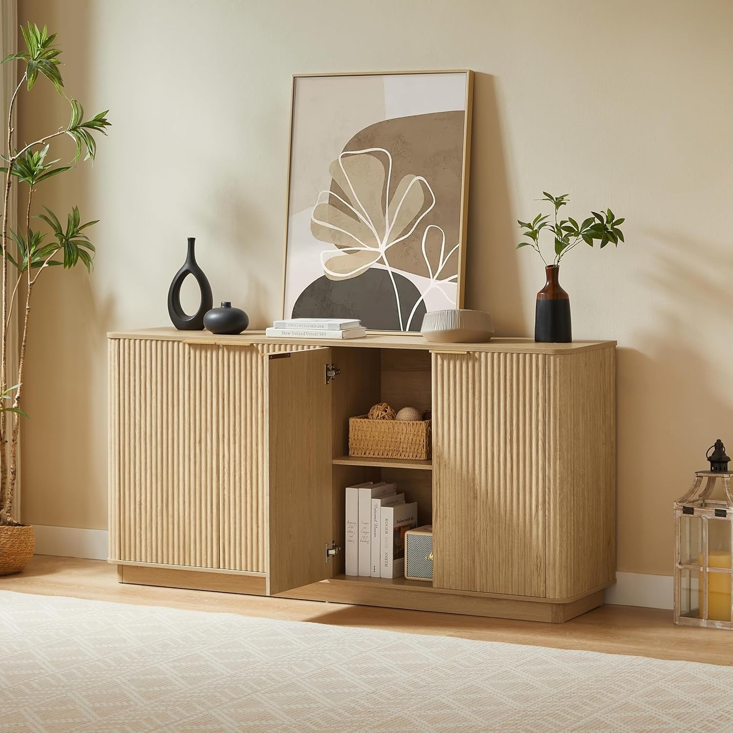Bahut de cuisine avec quatre portes, étagères modulables et grande capacité de rangement en décor chêne