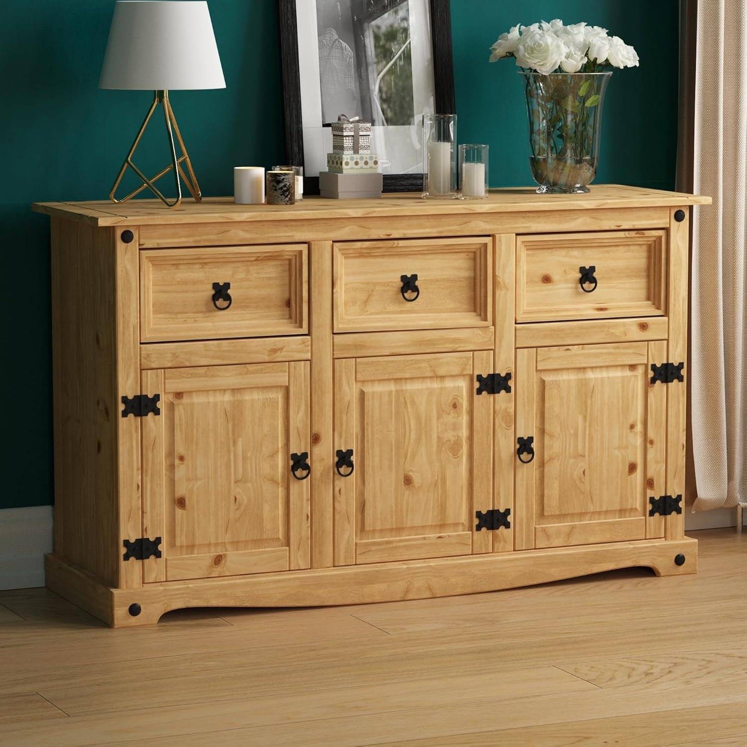 Bahut en pin massif avec trois portes et trois tiroirs, style rustique pour intérieur chaleureux